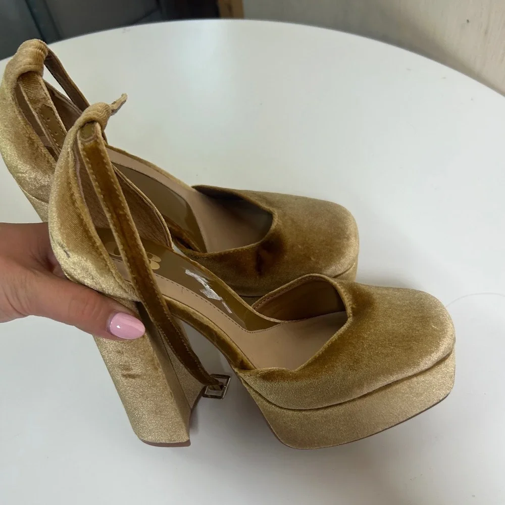 GB Gianni Bini Pumps Women 6.5M Gold Excellent Velvet Heel Ankle Strap